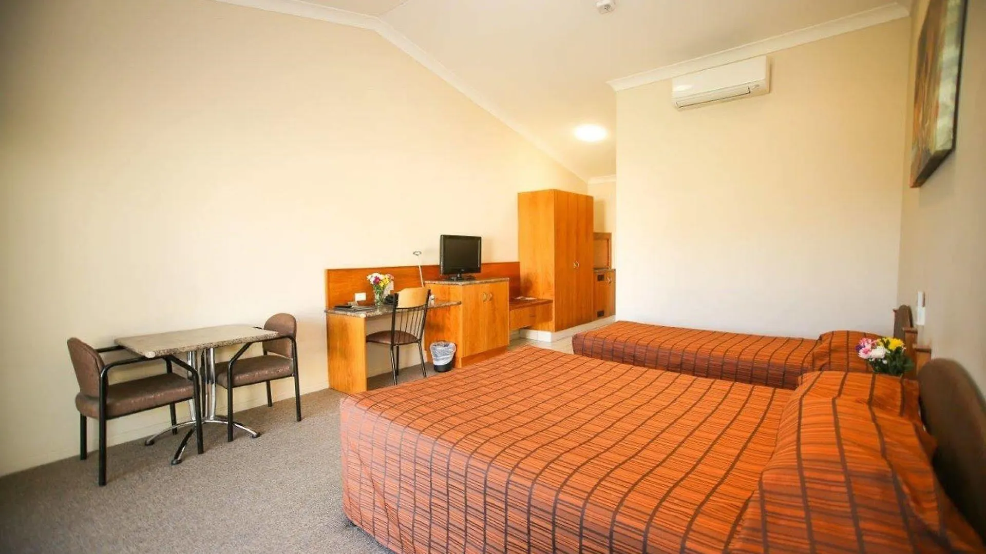 Roma Explorers Inn Australia